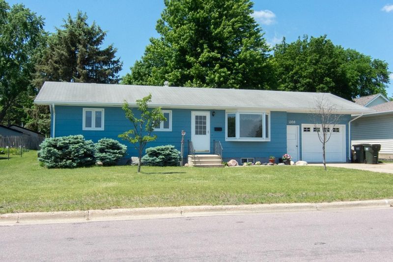 1308 N 5th St, Saint Peter, MN 56082