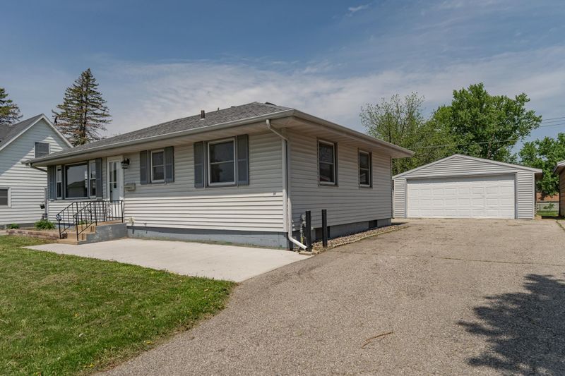 115 4th St NE, Stewartville, MN 55976