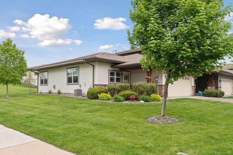 1212 Vernon Dr, Carver, MN 55315