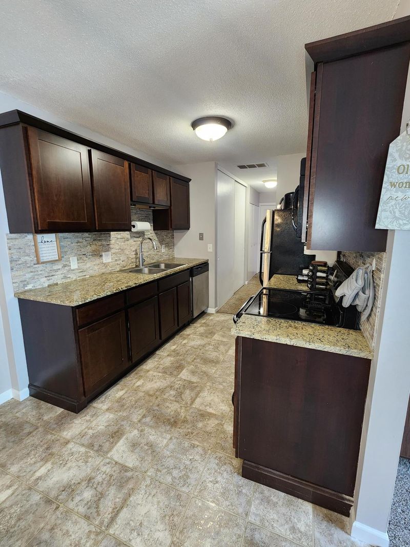 4952 Grenwich Trl N, Oakdale, MN 55128