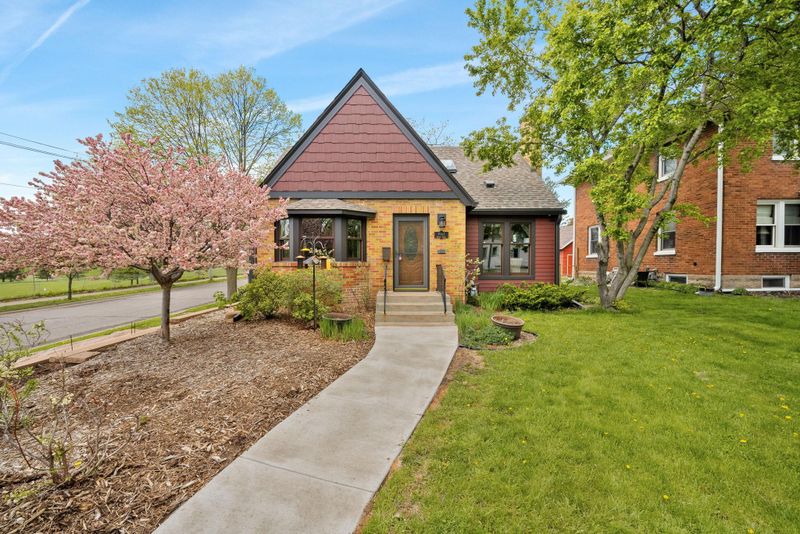 1563 Dunlap St N, Saint Paul, MN 55108