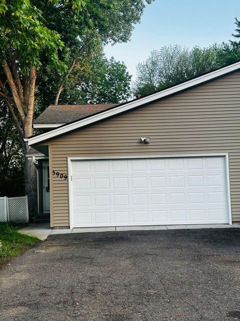 5909 73rd Ave N, Minneapolis, MN 55429