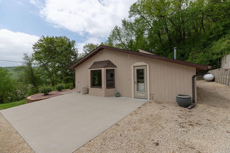 1360 N Main St, Altura, MN 55910