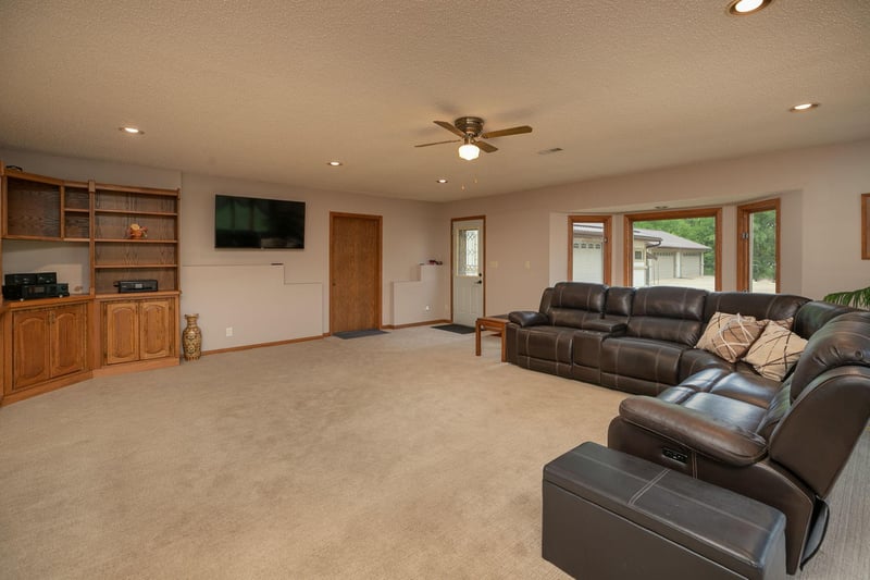 1360 N Main St, Altura, MN 55910