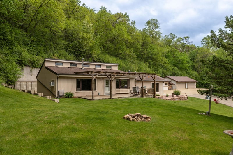 1360 N Main St, Altura, MN 55910