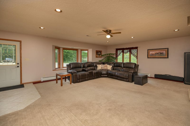 1360 N Main St, Altura, MN 55910