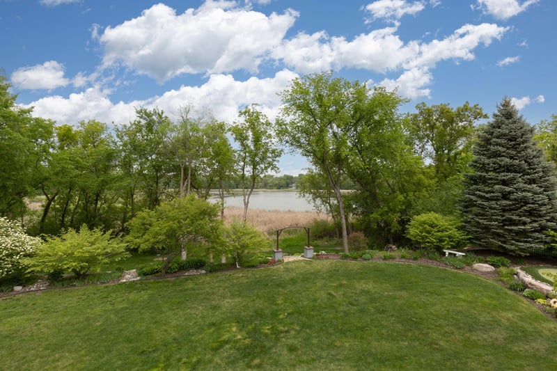 8640 Kelzer Pond Dr, Victoria, MN 55386