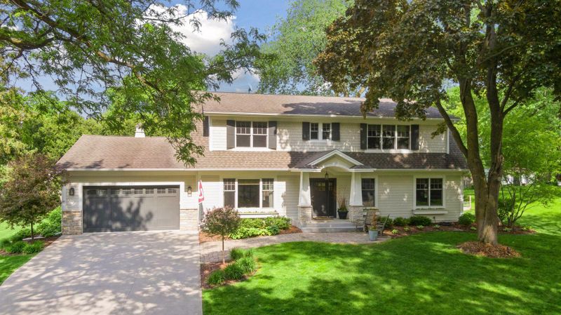 261 Ridgeview Dr, Wayzata, MN 55391