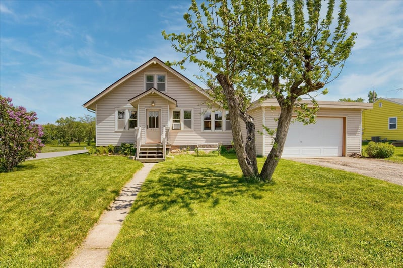 420 Bluejay Ave, Mayer, MN 55360
