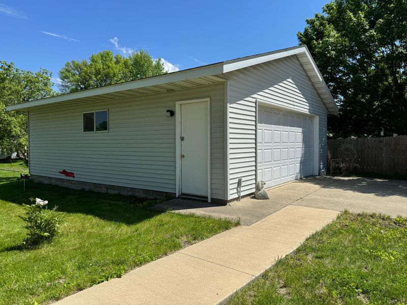 909 Linn Ave, Owatonna, MN 55060