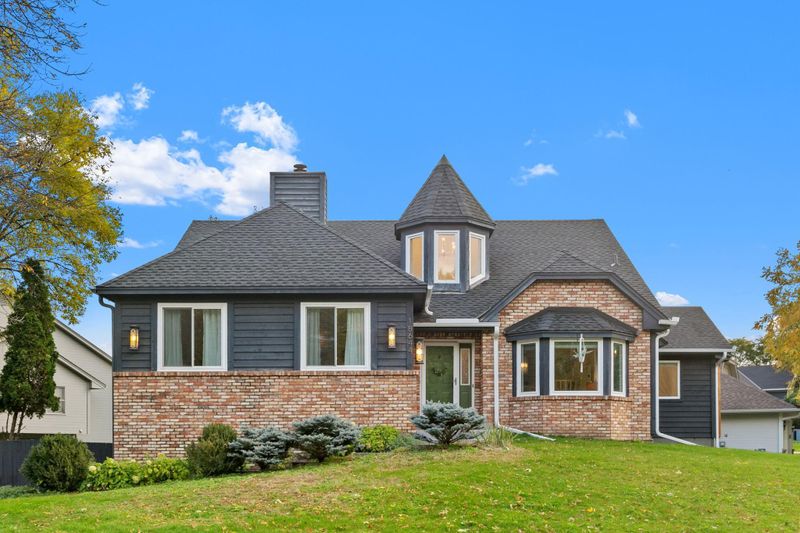 18644 Clear View Dr, Minnetonka, MN 55345