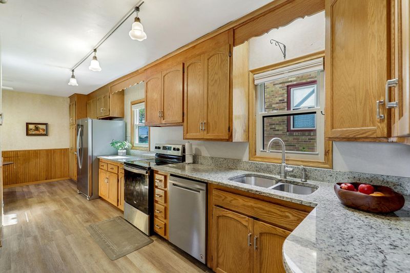 883 Parkview Ave, Saint Paul, MN 55117