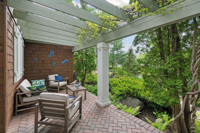 2446 Highover Trl, Chanhassen, MN 55317