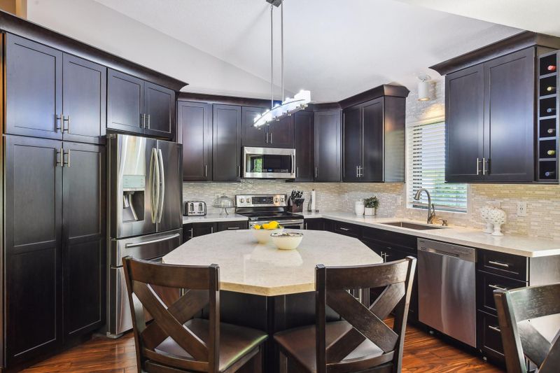 9500 Pineview Ln N, Maple Grove, MN 55369