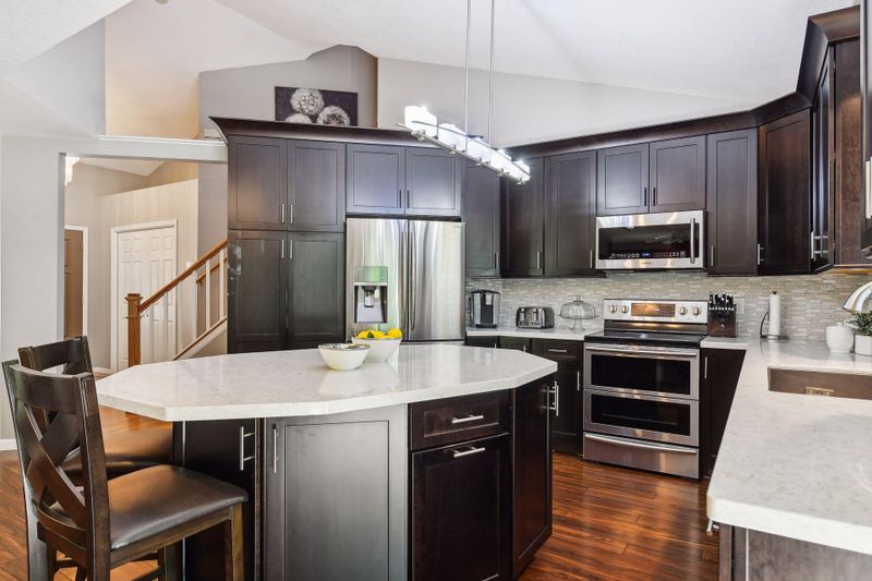 9500 Pineview Ln N, Maple Grove, MN 55369