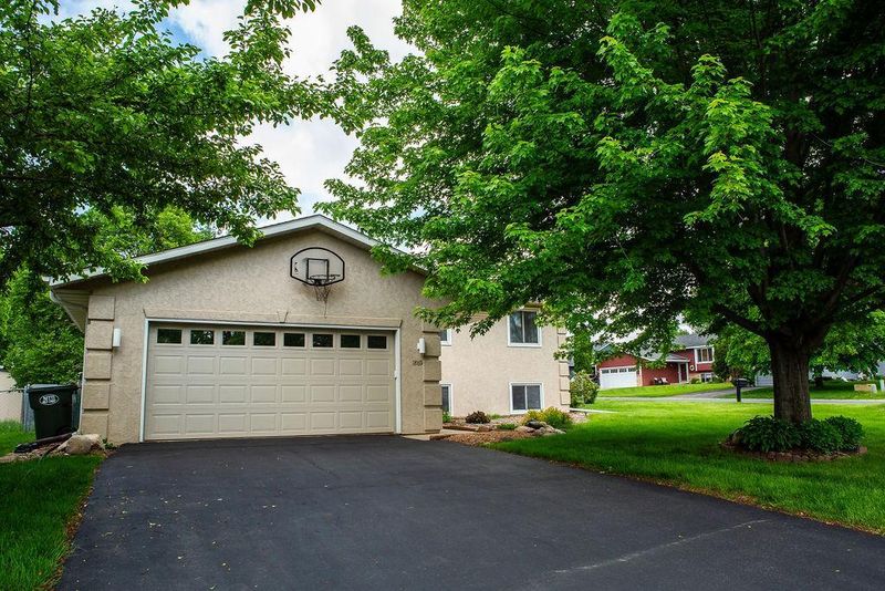 1869 Bear Path Trl, Eagan, MN 55122