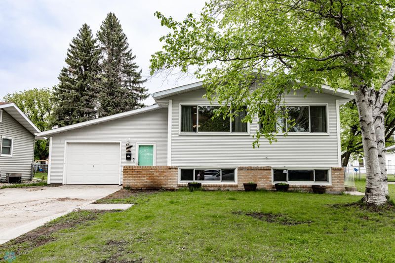 514 Birch Ln, Moorhead, MN 56560