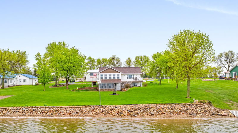 1541 Dickson Dr, Hendricks, MN 56136