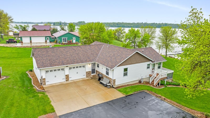 1541 Dickson Dr, Hendricks, MN 56136