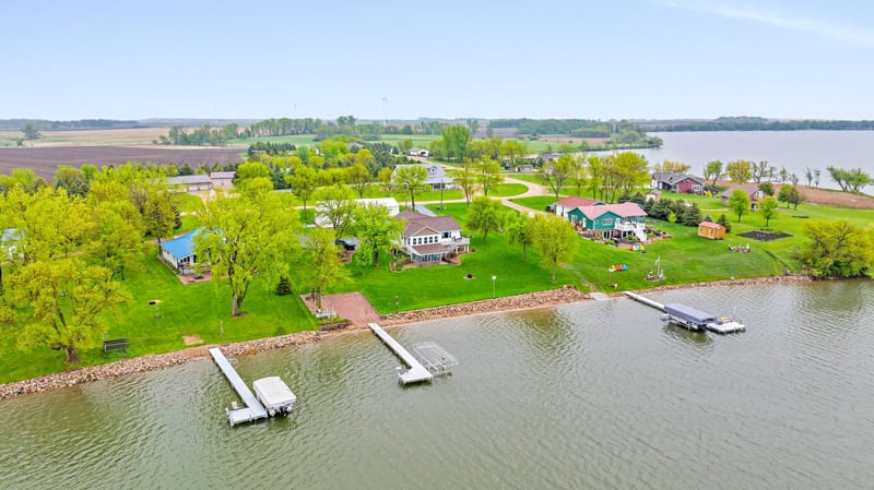 1541 Dickson Dr, Hendricks, MN 56136