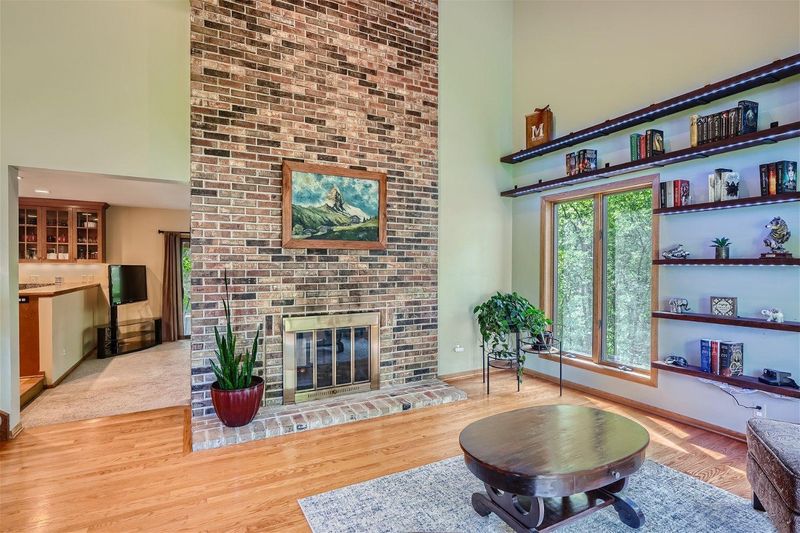 208 Crestridge Dr, Burnsville, MN 55337
