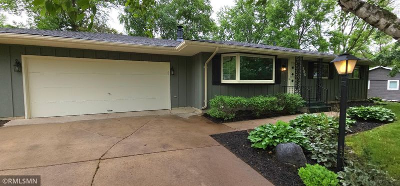 1394 Valley View Rd, Chaska, MN 55318