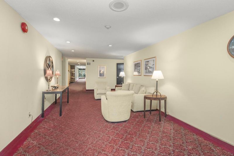 2800 Hamline Ave N #327, Roseville, MN 55113