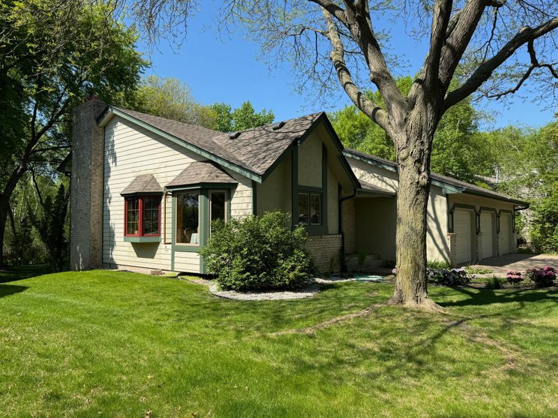 1055 Lawnview Ave, Shoreview, MN 55126