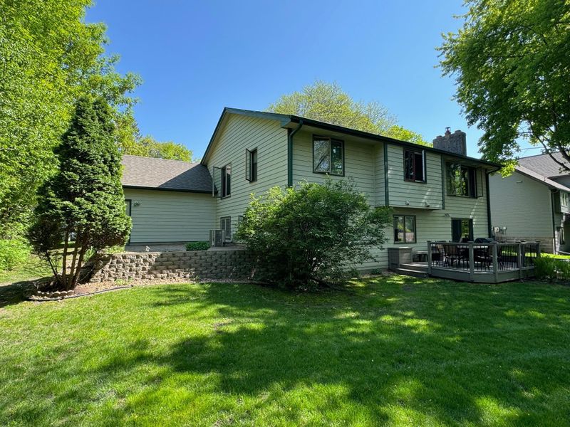 1055 Lawnview Ave, Shoreview, MN 55126