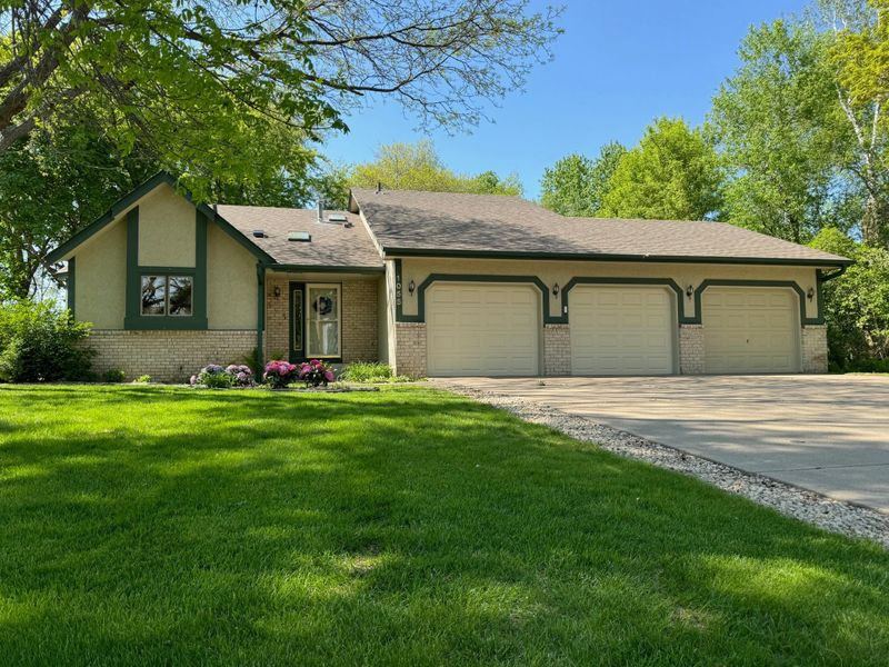 1055 Lawnview Ave, Shoreview, MN 55126