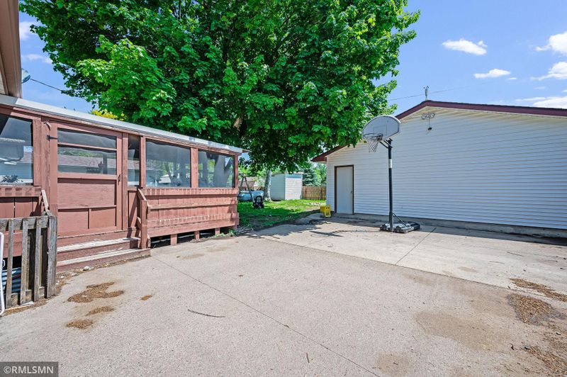209 Viking Ave, Hanska, MN 56041