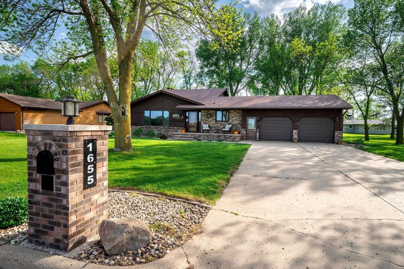 1655 17th St, Windom, MN 56101