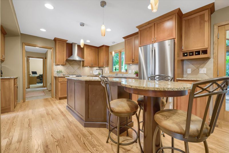 5498 River Oak Dr, Savage, MN 55378
