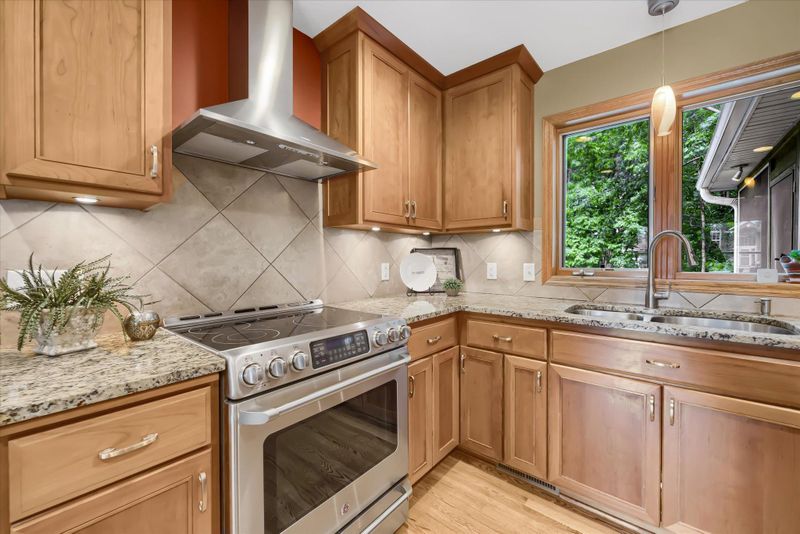 5498 River Oak Dr, Savage, MN 55378