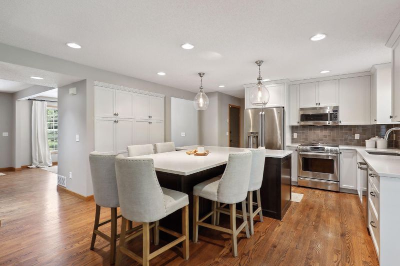 1023 Walnut Ridge Dr, Eagan, MN 55123