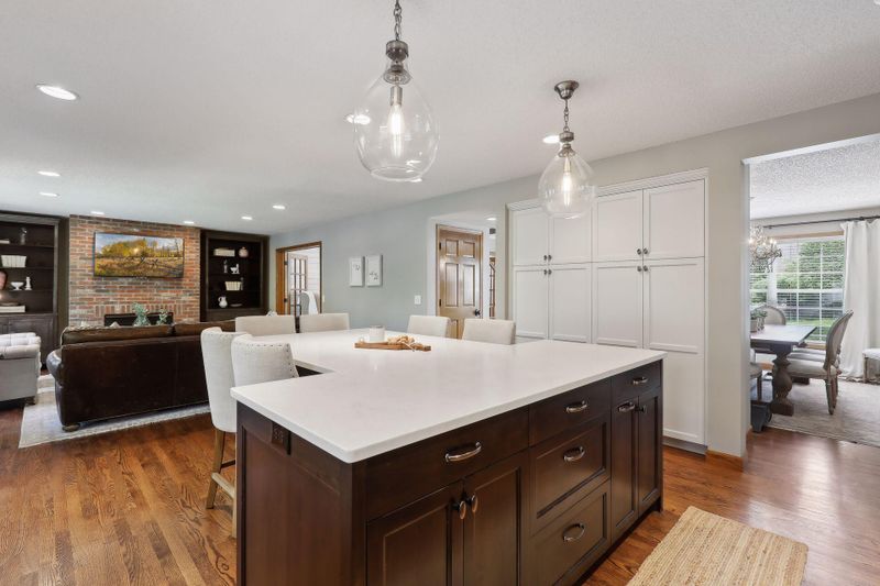 1023 Walnut Ridge Dr, Eagan, MN 55123