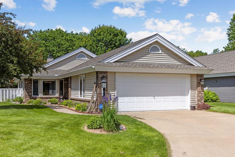 5725 Heather Ridge Dr, Shoreview, MN 55126