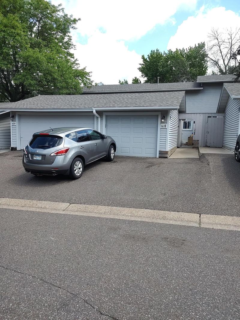 6613 Gretchen Ln N, Oakdale, MN 55128