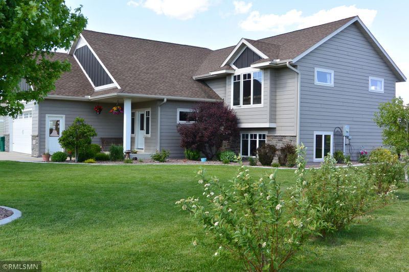218 Edgewood Dr S, Glencoe, MN 55336