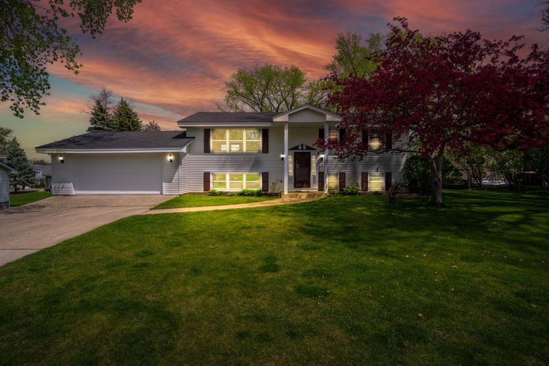 559 Miriam St, Mendota Heights, MN 55118