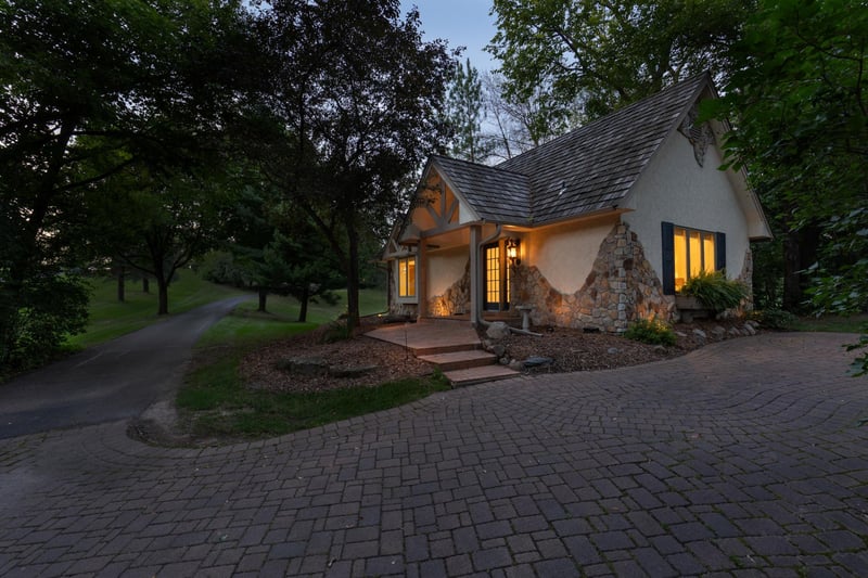 1535 Bavarian Shores Dr, Chaska, MN 55318
