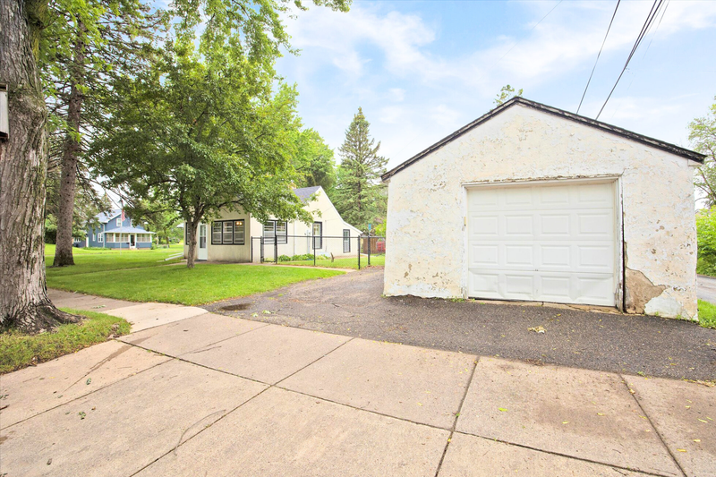 2493 15th Ave E, North Saint Paul, MN 55109
