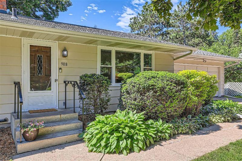908 County Road C2 W, Roseville, MN 55113