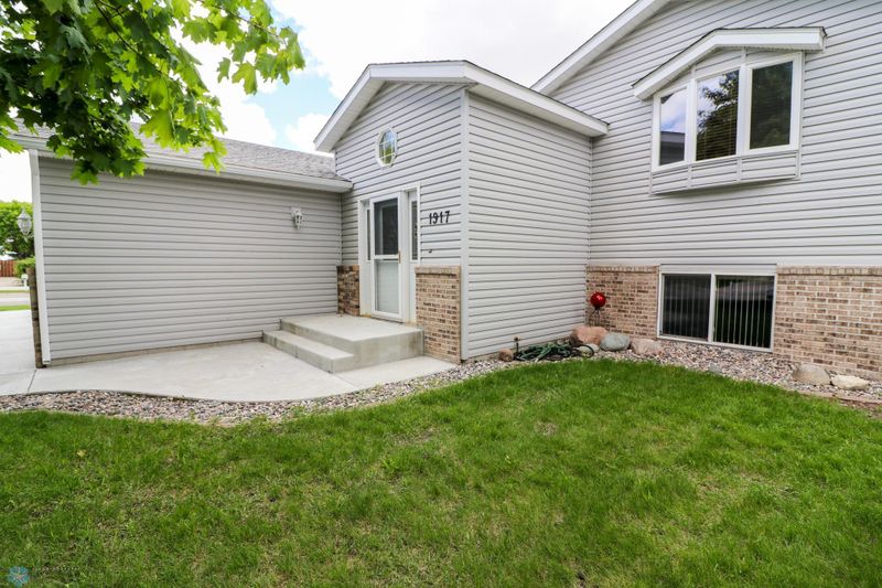 1917 32nd St S, Moorhead, MN 56560