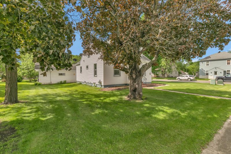 404 3rd St SE, Melrose, MN 56352