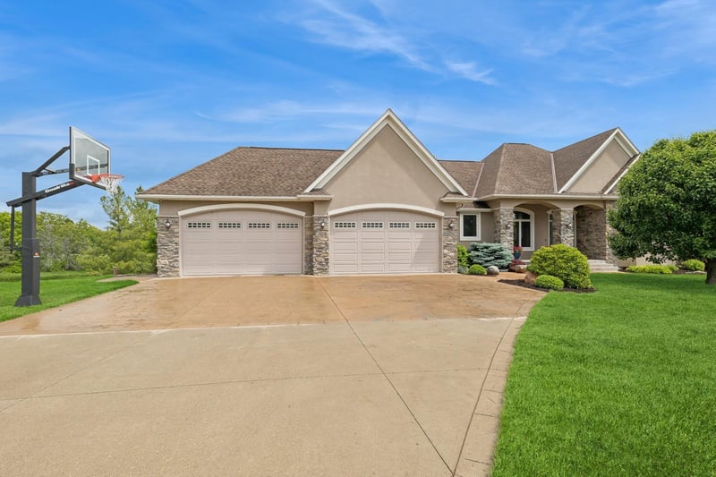 23700 Saddle Ridge Dr, Rogers, MN 55374