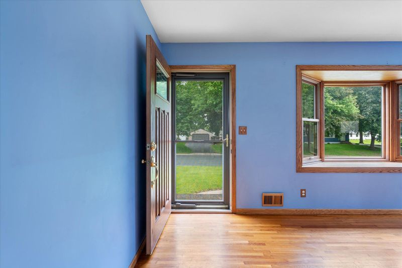 6249 Garbe Ave, Woodbury, MN 55125