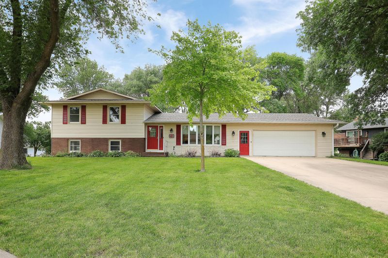 213 Crest Ct, Mayer, MN 55360
