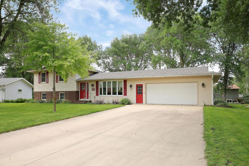 213 Crest Ct, Mayer, MN 55360