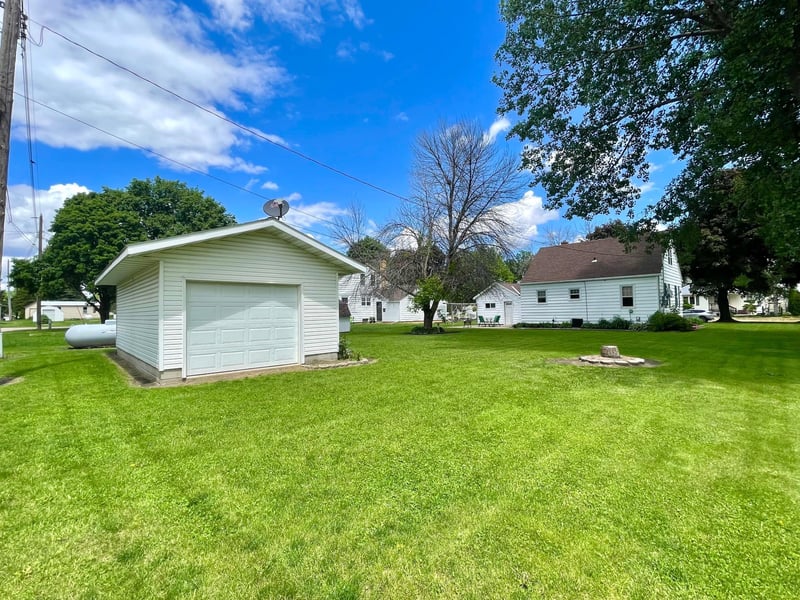 209 Prairie St N, Comfrey, MN 56019